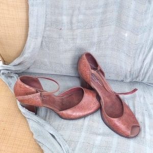 Brown open-toed chunky heels